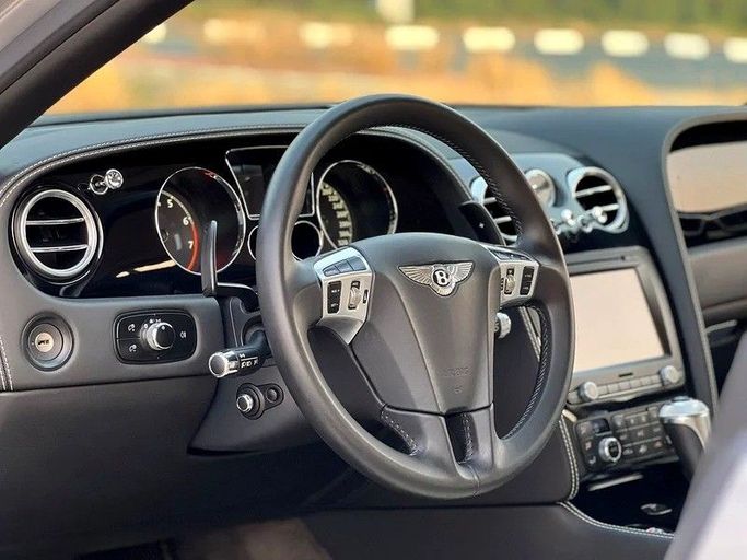 Подержанный Bentley Flying Spur II, 6.0 л, 2013 в Шардже от Al Ahd Used Cars Серебристый цвет. GCC | AUTO.AE
