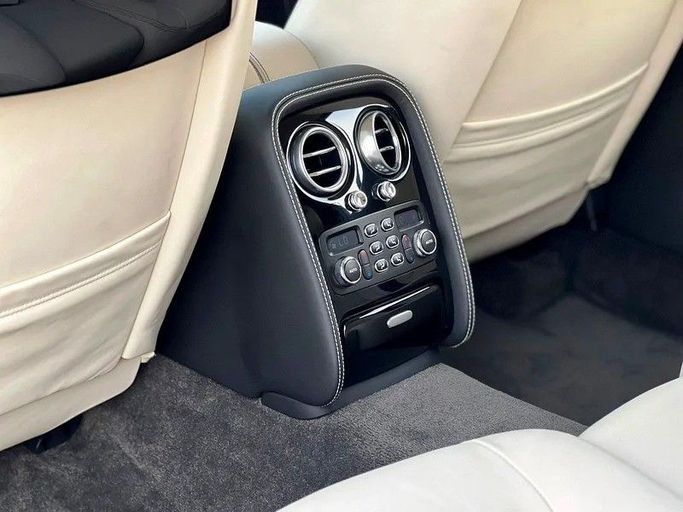 Подержанный Bentley Flying Spur II, 6.0 л, 2013 в Шардже от Al Ahd Used Cars Серебристый цвет. GCC | AUTO.AE