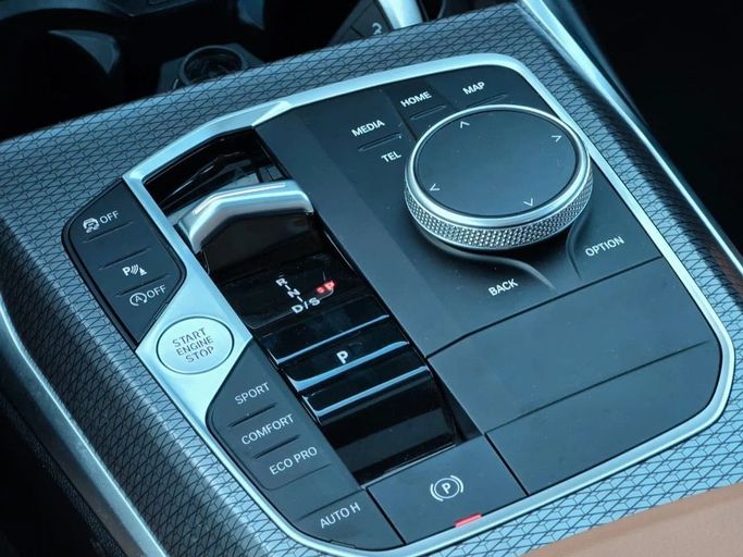 Подержанный BMW 3 Series 320i VII (G2x) Рестайлинг 2, 2.0 л, 2024 в Шардже от Al Jana Used Cars Серый цвет. Корейская | AUTO.AE