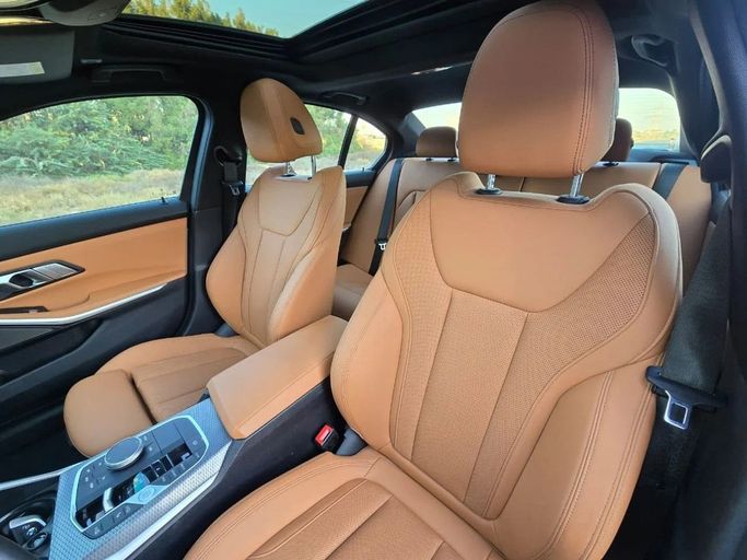 Подержанный BMW 3 Series 320i VII (G2x) Рестайлинг 2, 2.0 л, 2024 в Шардже от Al Jana Used Cars Серый цвет. Корейская | AUTO.AE