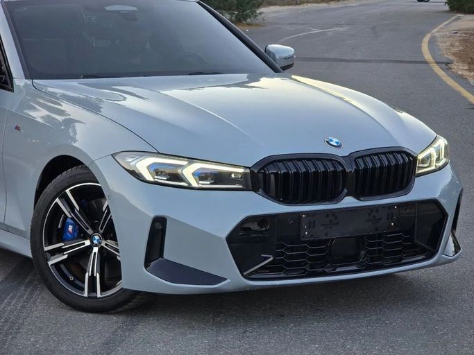 Подержанный BMW 3 Series 320i VII (G2x) Рестайлинг 2, 2.0 л, 2024 в Шардже от Al Jana Used Cars Серый цвет. Корейская | AUTO.AE