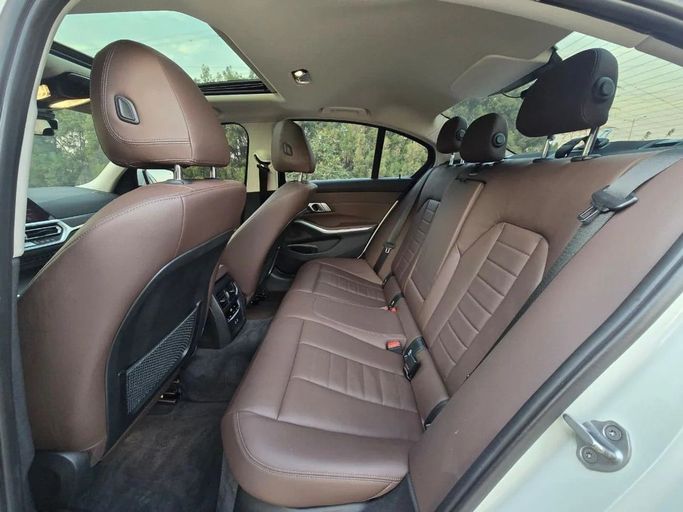 Подержанный BMW 3 Series 320i VII (G2x), 2.0 л, 2021 в Шардже от Al Jana Used Cars Белый цвет. Корейская | AUTO.AE