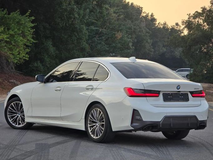Подержанный BMW 3 Series 320i VII (G2x), 2.0 л, 2021 в Шардже от Al Jana Used Cars Белый цвет. Корейская | AUTO.AE