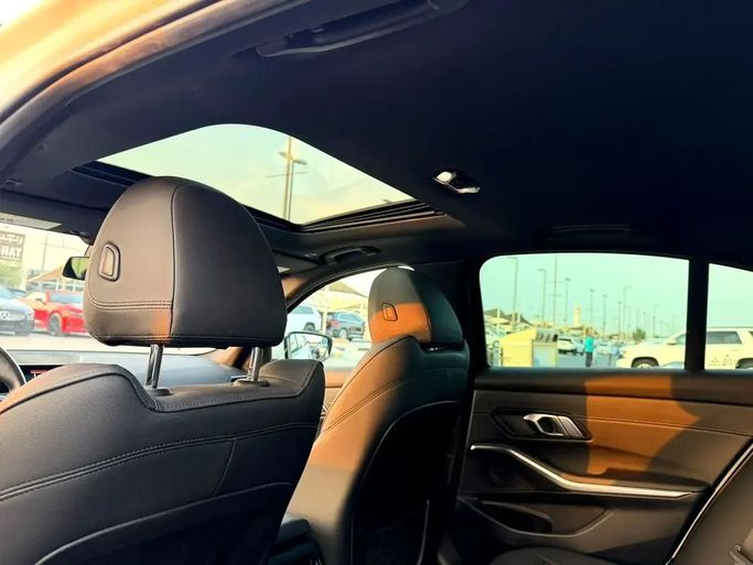 Подержанный BMW 3 Series 330i xDrive VII (G2x), 2.0 л, 2021 в Шардже от Karkuk Used Cars Белый цвет. Канадская | AUTO.AE