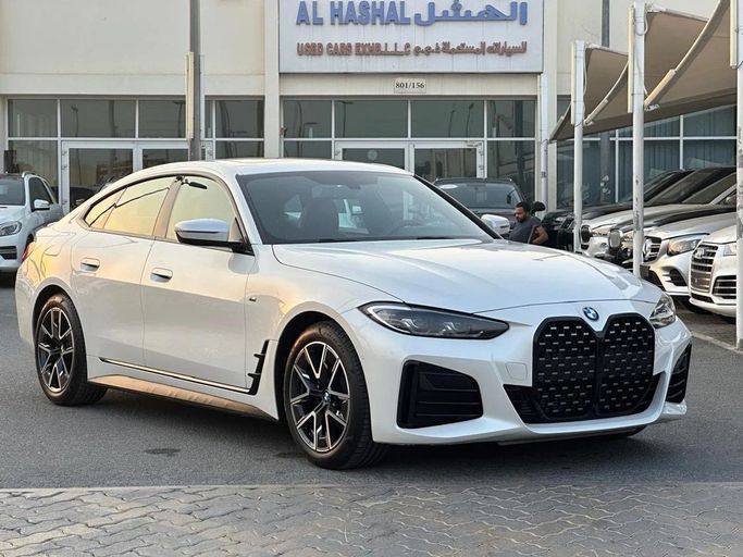 Подержанный BMW 4 Series 420i G22, G23, G26, 2.0 л, 2023 в Шардже от Al Hashal Used Cars Белый цвет. GCC | AUTO.AE