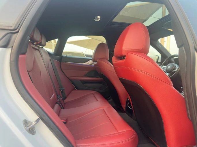 Подержанный BMW 4 Series 420i G22, G23, G26, 2.0 л, 2023 в Шардже от Al Hashal Used Cars Белый цвет. GCC | AUTO.AE