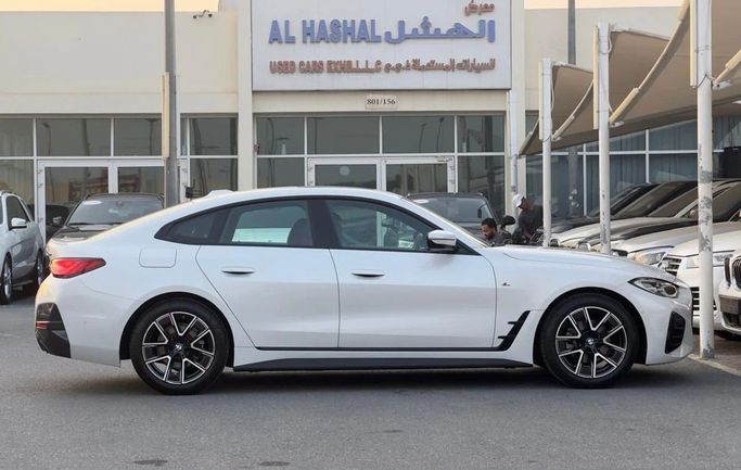 Подержанный BMW 4 Series 420i G22, G23, G26, 2.0 л, 2023 в Шардже от Al Hashal Used Cars Белый цвет. GCC | AUTO.AE
