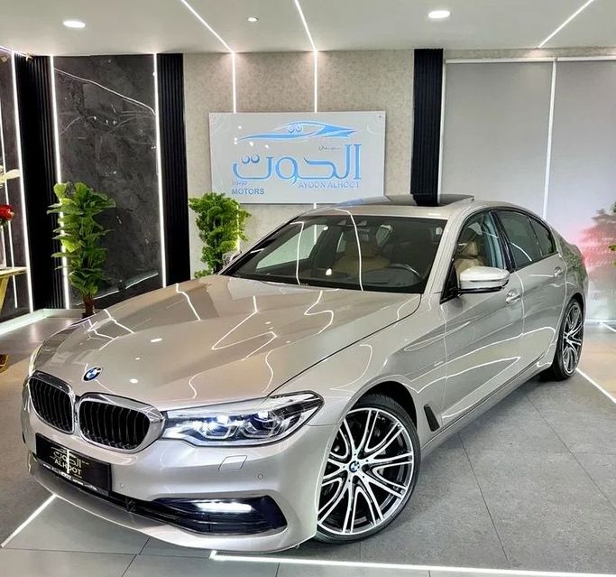 Used BMW 5 Series 530i VII (G30/G31), 2.0 l, 2018 in Sharjah by Ayoon Alhoot Motors, Golden color. GCC Specs | AUTO.AE