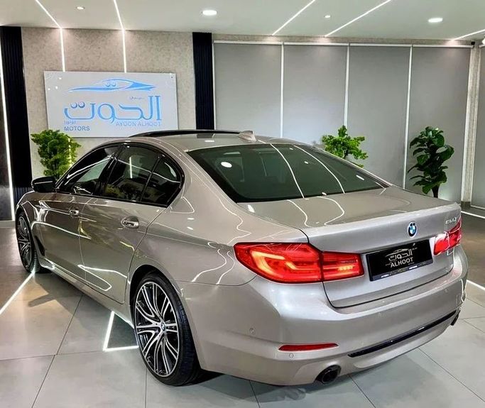 Used BMW 5 Series 530i VII (G30/G31), 2.0 l, 2018 in Sharjah by Ayoon Alhoot Motors, Golden color. GCC Specs | AUTO.AE