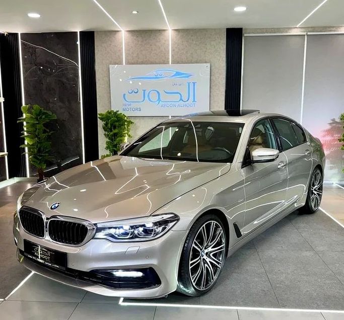 Used BMW 5 Series 530i VII (G30/G31), 2.0 l, 2018 in Sharjah by Ayoon Alhoot Motors, Golden color. GCC Specs | AUTO.AE