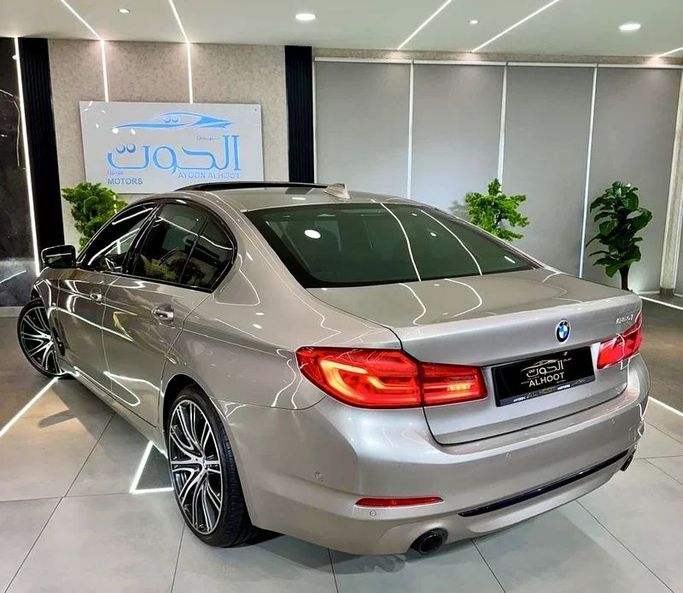 Used BMW 5 Series 530i VII (G30/G31), 2.0 l, 2018 in Sharjah by Ayoon Alhoot Motors, Golden color. GCC Specs | AUTO.AE