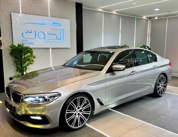 Used BMW 5 Series 530i VII (G30/G31), 2.0 l, 2018 in Sharjah by Ayoon Alhoot Motors, Golden color. GCC Specs | AUTO.AE