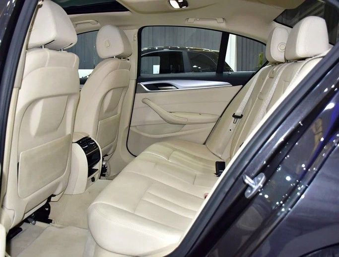 Used BMW 5 Series 520i VII (G30/G31) Facelift, 2.0 l, 2020 in Sharjah by Honey Gidosha Used Cars Tr., Grey color.  | AUTO.AE