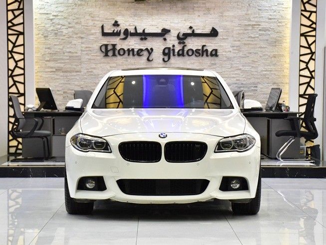 Подержанный BMW 5 Series 550i VI (F10/F11/F07) Рестайлинг, 4.4 л, 2015 в Шардже от Honey Gidosha Used Cars Tr. Белый цвет.  | AUTO.AE