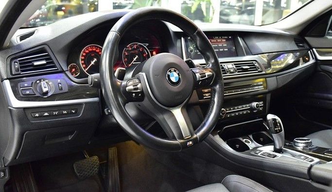 Подержанный BMW 5 Series 550i VI (F10/F11/F07) Рестайлинг, 4.4 л, 2015 в Шардже от Honey Gidosha Used Cars Tr. Белый цвет.  | AUTO.AE