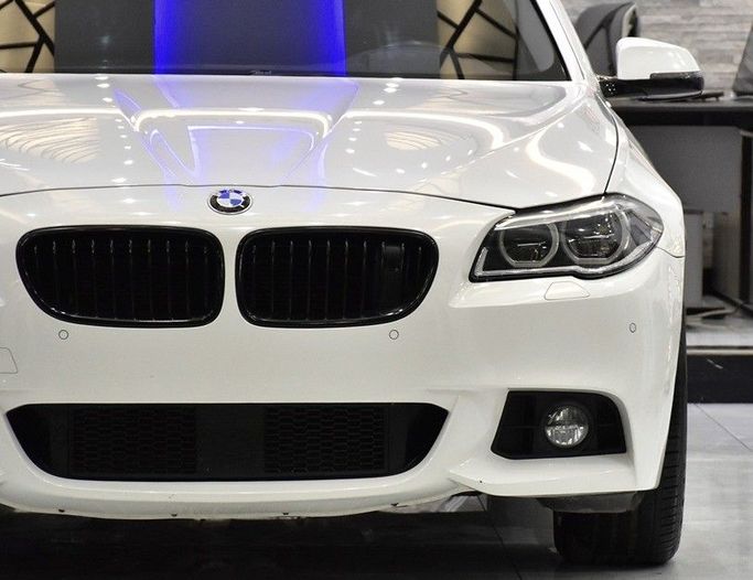 Подержанный BMW 5 Series 550i VI (F10/F11/F07) Рестайлинг, 4.4 л, 2015 в Шардже от Honey Gidosha Used Cars Tr. Белый цвет.  | AUTO.AE