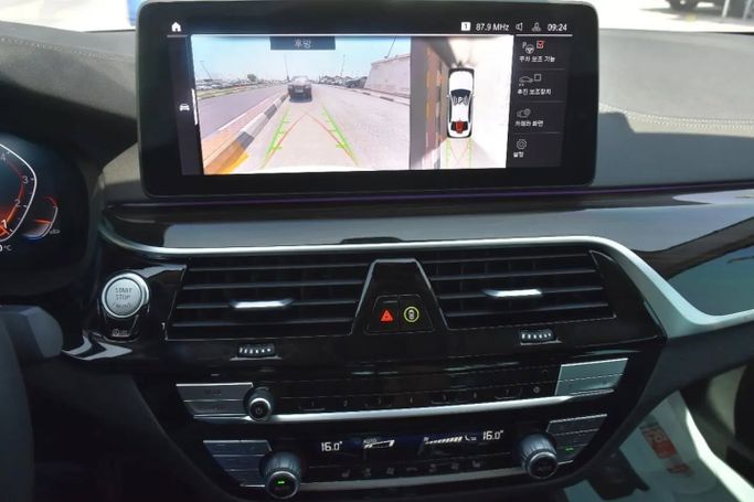 Подержанный BMW 5 Series 520i VII (G30/G31) Рестайлинг, 1.6 л, 2023 в Шардже от Alfaris Used Cars Белый цвет. Other | AUTO.AE