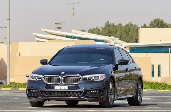 Подержанный BMW 5 Series 520i VII (G30/G31), 2.0 л, 2020 в Шардже от Al Sayed Khamis Used Auto Trading Синий цвет. GCC | AUTO.AE