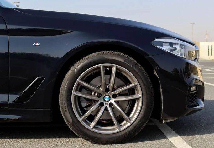 Подержанный BMW 5 Series 520i VII (G30/G31), 2.0 л, 2020 в Шардже от Al Sayed Khamis Used Auto Trading Синий цвет. GCC | AUTO.AE