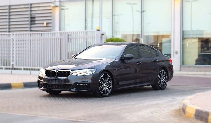 Подержанный BMW 5 Series 540i VII (G30/G31), 3.0 л, 2018 в Шардже от Al Rukin Al Saudi Серый цвет. GCC | AUTO.AE
