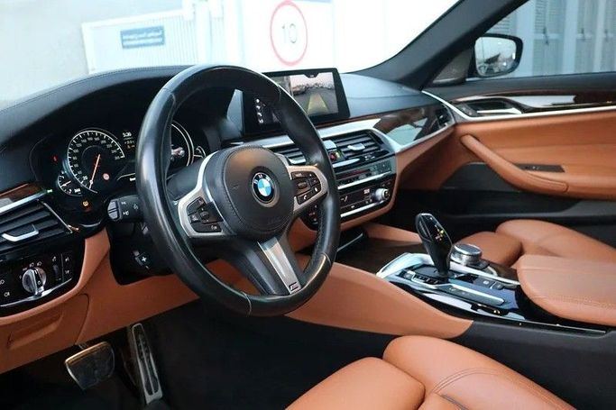 Подержанный BMW 5 Series 540i VII (G30/G31), 3.0 л, 2018 в Шардже от Al Rukin Al Saudi Серый цвет. GCC | AUTO.AE