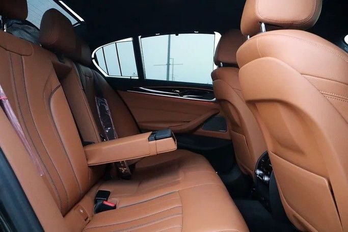 Подержанный BMW 5 Series 540i VII (G30/G31), 3.0 л, 2018 в Шардже от Al Rukin Al Saudi Серый цвет. GCC | AUTO.AE