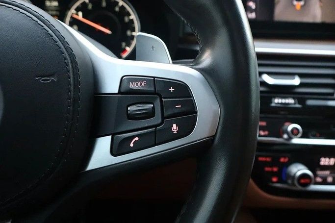 Подержанный BMW 5 Series 540i VII (G30/G31), 3.0 л, 2018 в Шардже от Al Rukin Al Saudi Серый цвет. GCC | AUTO.AE