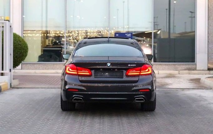 Подержанный BMW 5 Series 540i VII (G30/G31), 3.0 л, 2018 в Шардже от Al Rukin Al Saudi Серый цвет. GCC | AUTO.AE