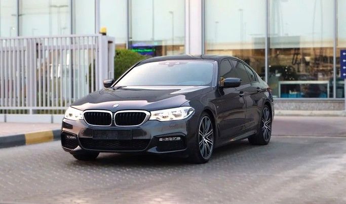 Подержанный BMW 5 Series 540i VII (G30/G31), 3.0 л, 2018 в Шардже от Al Rukin Al Saudi Серый цвет. GCC | AUTO.AE