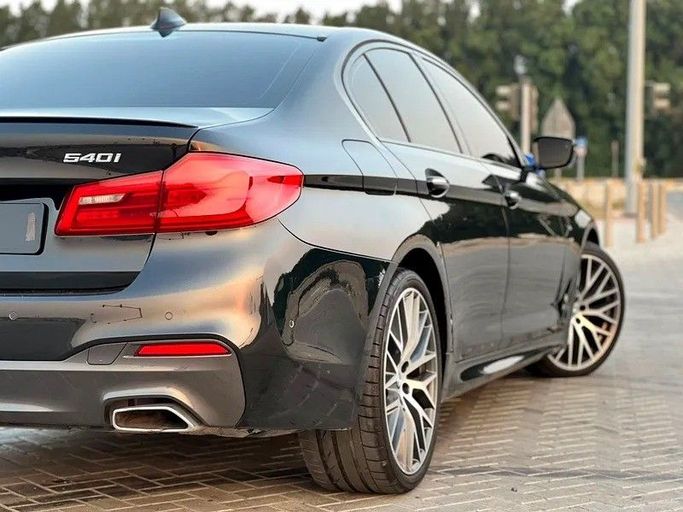 Подержанный BMW 5 Series 540i VII (G30/G31), 3.0 л, 2018 в Шардже от Al Rukin Al Saudi Черный цвет. GCC | AUTO.AE