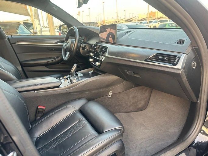 Подержанный BMW 5 Series 520i VII (G30/G31) Рестайлинг, 2.0 л, 2022 в Шардже от Al Hashal Used Cars Черный цвет. Европейская | AUTO.AE