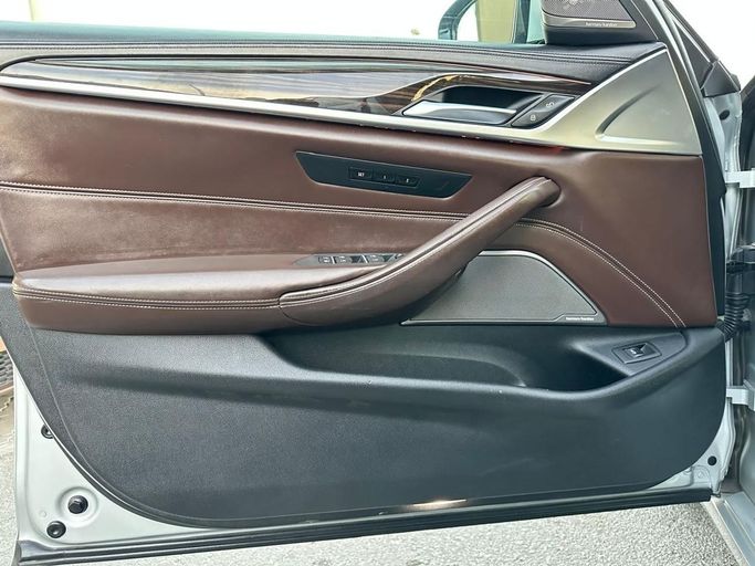 Подержанный BMW 5 Series 540i VII (G30/G31), 3.0 л, 2018 в Шардже от Al Hashal Used Cars Серебристый цвет. GCC | AUTO.AE