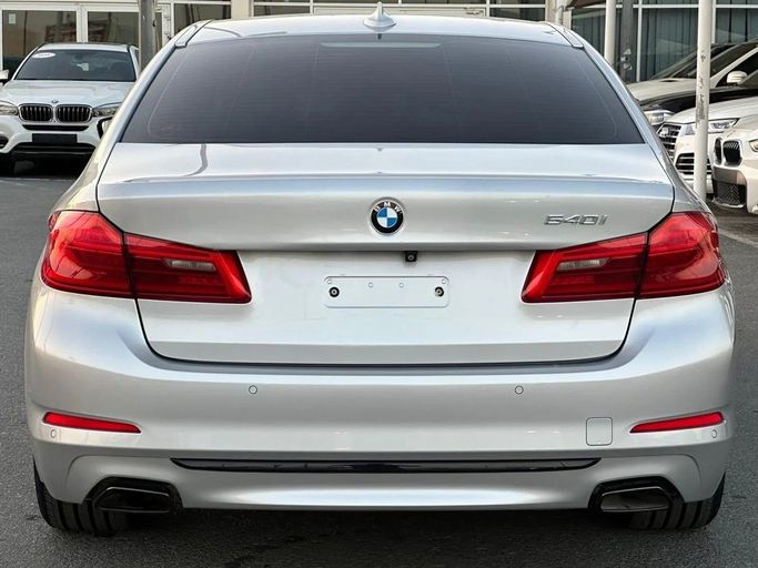Подержанный BMW 5 Series 540i VII (G30/G31), 3.0 л, 2018 в Шардже от Al Hashal Used Cars Серебристый цвет. GCC | AUTO.AE