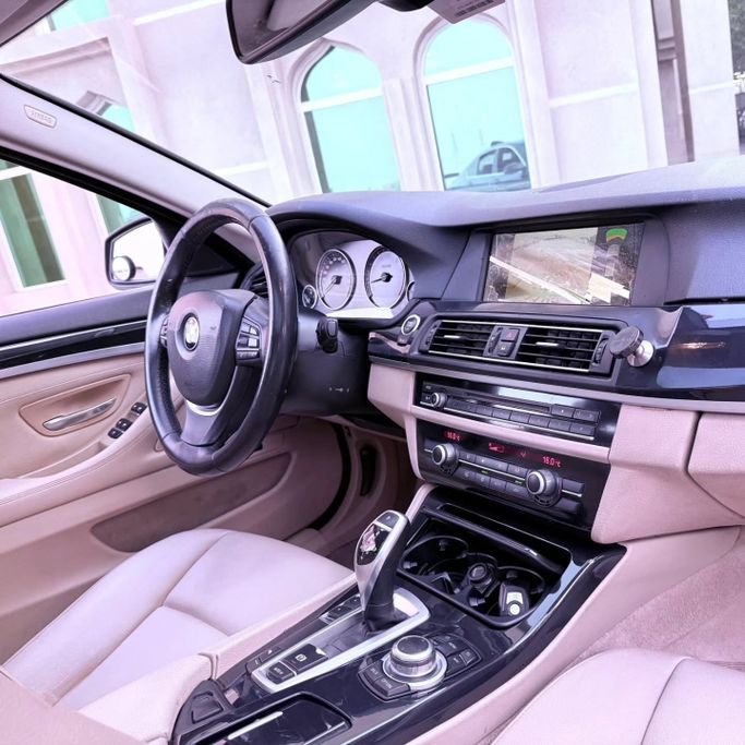 Подержанный BMW 5 Series 520i VI (F10/F11/F07) Рестайлинг, 2.0 л, 2013 в Шардже от Sarmad Cars Зеленый цвет. Other | AUTO.AE