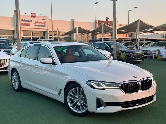 Подержанный BMW 5 Series 520i VII (G30/G31) Рестайлинг, 2.0 л, 2023 в Шардже от Badar Used Cars Белый цвет.  | AUTO.AE