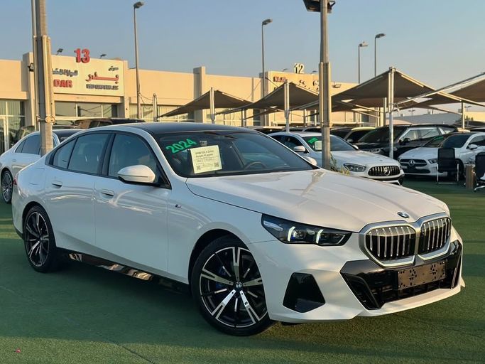 Подержанный BMW 5 Series 530Li xDrive VIII (G60/G61/G68), 2.0 л, 2024 в Шардже от Badar Used Cars Белый цвет.  | AUTO.AE