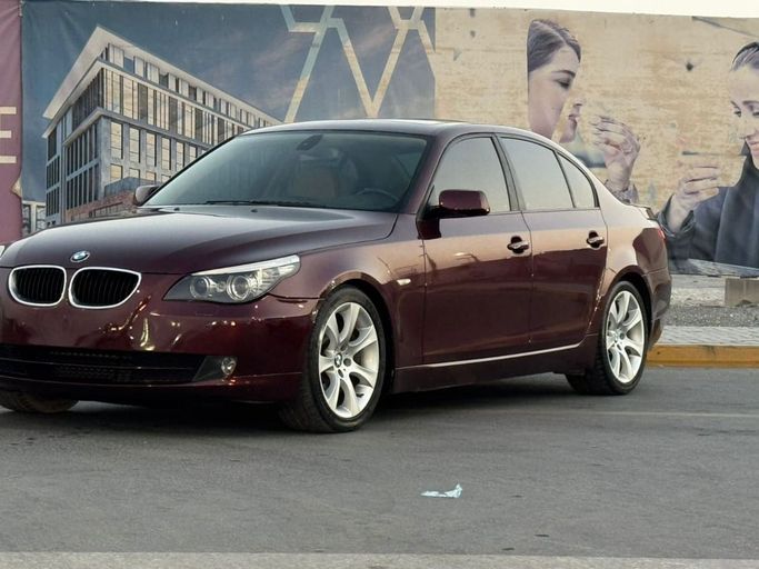 Подержанный BMW 5 Series 535i V (E60/E61) Рестайлинг, 3.0 л, 2010 в Шардже от Al Fareed Used Cars Бордовый цвет. Американская | AUTO.AE