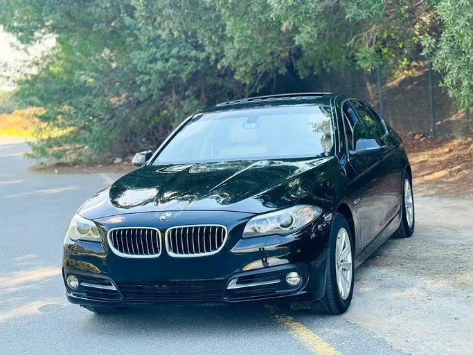Подержанный BMW 5 Series 520i VI (F10/F11/F07) Рестайлинг, 2.0 л, 2015 в Шардже от Bashar Karoomi Kunani Черный цвет. GCC | AUTO.AE