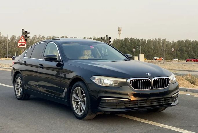مستعملة BMW 5 Series 520i عملية فيس ليفت VII (G30/G31), 2.0 l, 2020 في في الشارقة من Wahat Al Sharjah Used Cars، اللون أسود. مواصفات الخليج | AUTO.AE