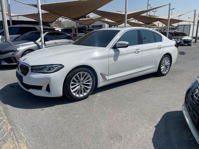 مستعملة BMW 5 Series 520i عملية فيس ليفت VII (G30/G31), 1.6 l, 2021 في في الشارقة من Sport Used Cars، اللون أبيض. المواصفات الكورية | AUTO.AE