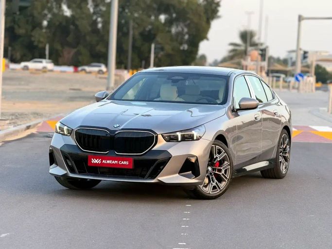 جديدة BMW 5 Series 520i VIII (G60/ G61/ G68), 2.0 l, 2026 في في الشارقة من AL WEAM USED CARS، اللون ذهبي. مواصفات الخليج | AUTO.AE