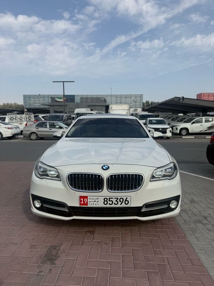 مستعملة BMW 5 Series 520i عملية فيس ليفت VI (F10/F11/F07), 2.0 l, 2015 في في الشارقة من Nasmt Al Jazera Used Cars ، اللون أبيض. مواصفات الخليج | AUTO.AE | إعلان #261019