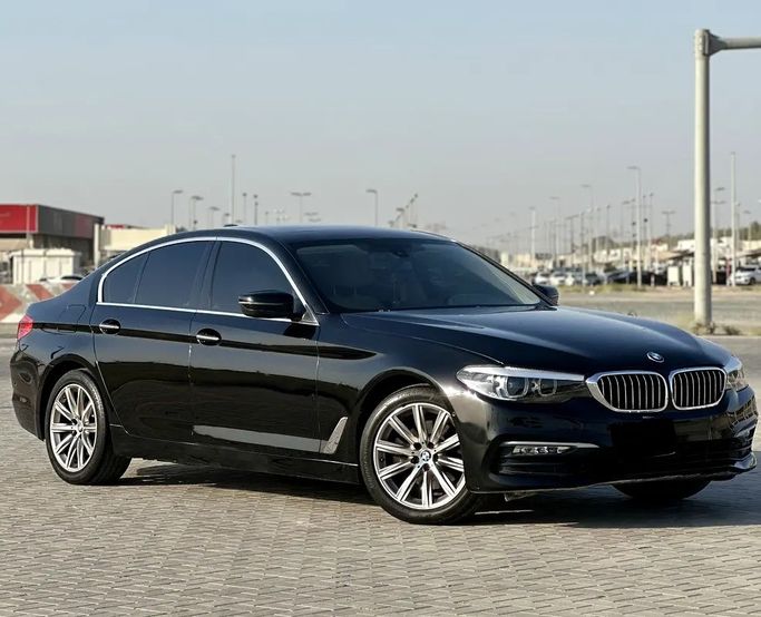 مستعملة BMW 5 Series 520i سابعاً (G30/G31), 2.0 l, 2018 في في الشارقة من AL KARADAH USED CARS TRADING، اللون أسود. مواصفات الخليج | AUTO.AE | إعلان #271626