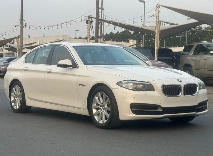 مستعملة BMW 5 Series 520i عملية فيس ليفت VI (F10/F11/F07), 2.0 l, 2014 في في الشارقة من Al Aayan Used Cars، اللون أبيض. مواصفات الخليج | AUTO.AE | إعلان #272911