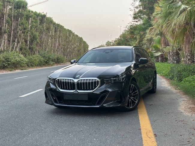 مستعملة ⁦BMW 5 Series 520d VIII (G60/ G61/ G68)، 2.0 l، 2025⁩ في في الإمارات, الشارقة من AL TAWEEL MOTORS، اللون أسود. المواصفات الأوروبية | AUTO.AE | إعلان #288609