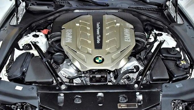 Подержанный BMW 6 Series 650i III (F06/F13/F12), 4.4 л, 2011 в Шардже от Honey Gidosha Used Cars Tr. Белый цвет.  | AUTO.AE