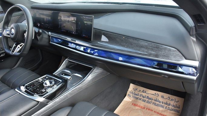Подержанный BMW 7 Series 740i xDrive VII (G70), 3.0 л, 2024 в Шардже от Alfaris Used Cars Серый цвет.  | AUTO.AE