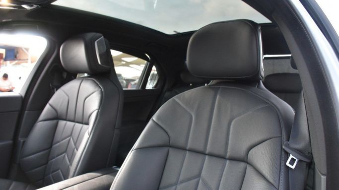Подержанный BMW 7 Series 740i xDrive VII (G70), 3.0 л, 2024 в Шардже от Alfaris Used Cars Серый цвет.  | AUTO.AE