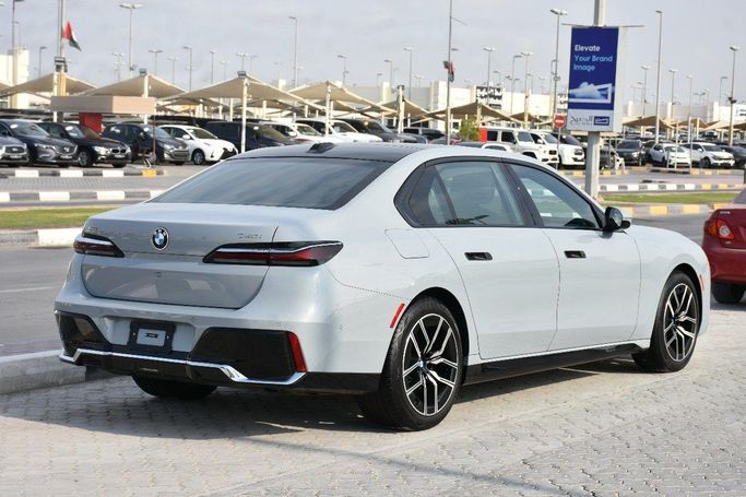 Подержанный BMW 7 Series 740i xDrive VII (G70), 3.0 л, 2024 в Шардже от Alfaris Used Cars Серый цвет.  | AUTO.AE