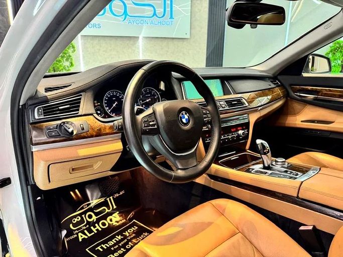 Подержанный BMW 7 Series 740i V (F01/F02/F04) Рестайлинг, 3.0 л, 2014 в Шардже от Ayoon Alhoot Motors Белый цвет. GCC | AUTO.AE